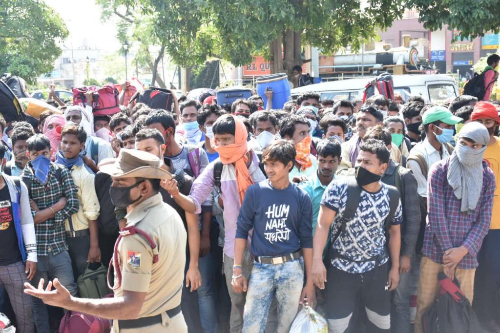 रांची रेलवे स्टेशन पर लौट रहे प्रवासी मजदूर। फोटो: आनंद दत्ता रांची रेलवे स्टेशन पर लौट रहे प्रवासी मजदूर। फोटो: आनंद दत्ता