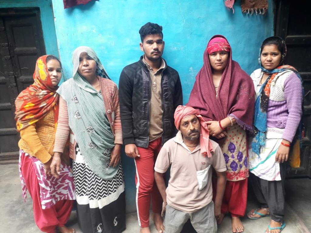 हरियाणा के पलवल जिले के आली ब्राह्रमण गांव के 42 वर्षीय किसान दुर्गाराम ने आर्थिक तंगी से परेशान होकर आत्महत्या कर ली। फोटो : मलिक असगर हाशमी हरियाणा के पलवल जिले के आली ब्राह्रमण गांव के 42 वर्षीय किसान दुर्गाराम ने आर्थिक तंगी से परेशान होकर आत्महत्या कर ली। फोटो : मलिक असगर हाशमी