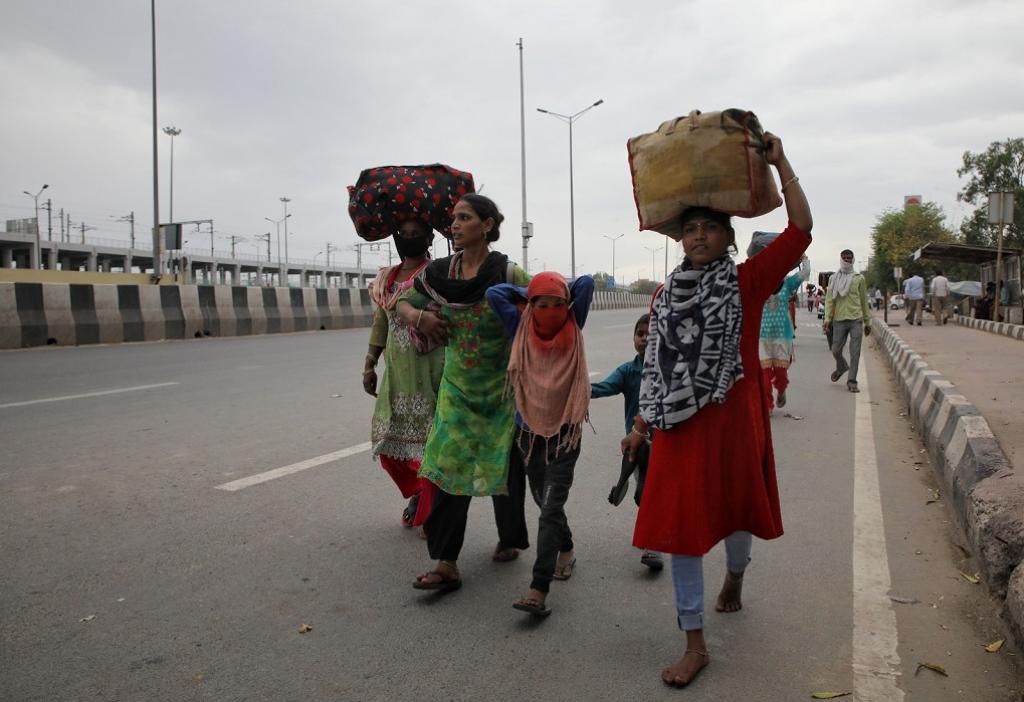लॉकडाउन की वजह से बसें बंद कर दी गई तो लोग पैदल ही चल पड़े। फोटो: विकास चौधरी लॉकडाउन की वजह से बसें बंद कर दी गई तो लोग पैदल ही चल पड़े। फोटो: विकास चौधरी