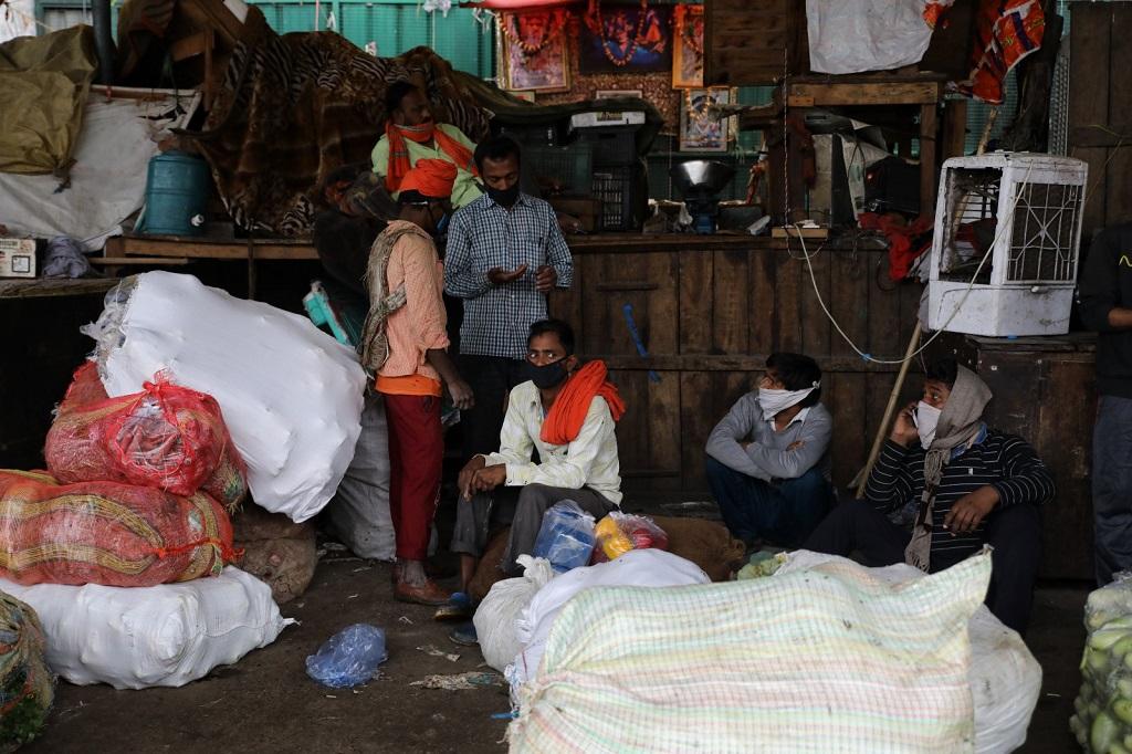 दिल्ली के आजादपुर मंडी में खाली बैठे मजदूर। फोटो: विकास चौधरी दिल्ली के आजादपुर मंडी में खाली बैठे मजदूर। फोटो: विकास चौधरी