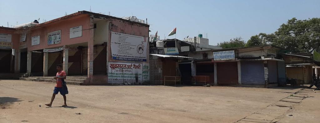छत्तीसगढ़ के धमतरी इलाके में बंद पड़ी हाट, जहां आदिवासी अपने वन उत्पाद भेजने आते हैं। फोटो: पुरुषोत्तम ठाकुर छत्तीसगढ़ के धमतरी इलाके में बंद पड़ी हाट, जहां आदिवासी अपने वन उत्पाद भेजने आते हैं। फोटो: पुरुषोत्तम ठाकुर