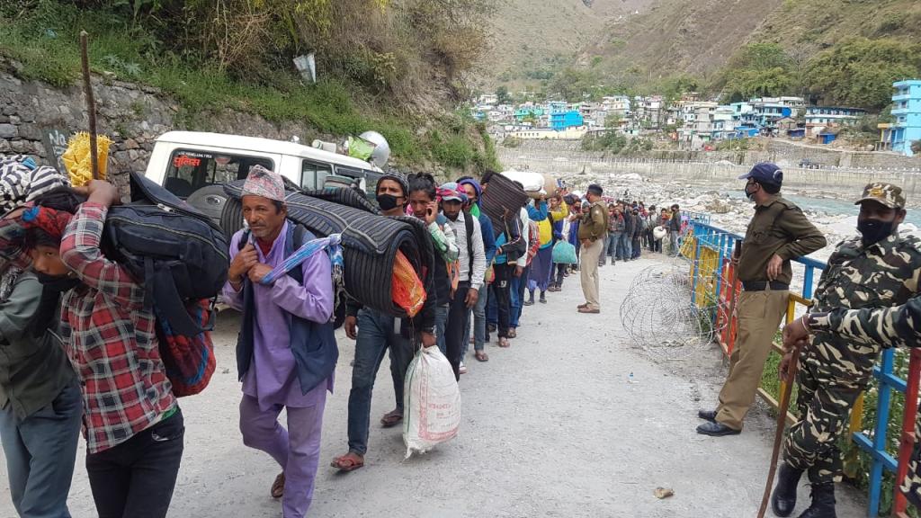 पिछले दो दिनों में पिथौरागढ़ जिले के धारचूला में नेपाल जाने वाले मजदूरों की संख्या 200 से बढ़कर 800 के करीब पहुंच गई। फोटो: एसएस डटाल पिछले दो दिनों में पिथौरागढ़ जिले के धारचूला में नेपाल जाने वाले मजदूरों की संख्या 200 से बढ़कर 800 के करीब पहुंच गई। फोटो: एसएस डटाल