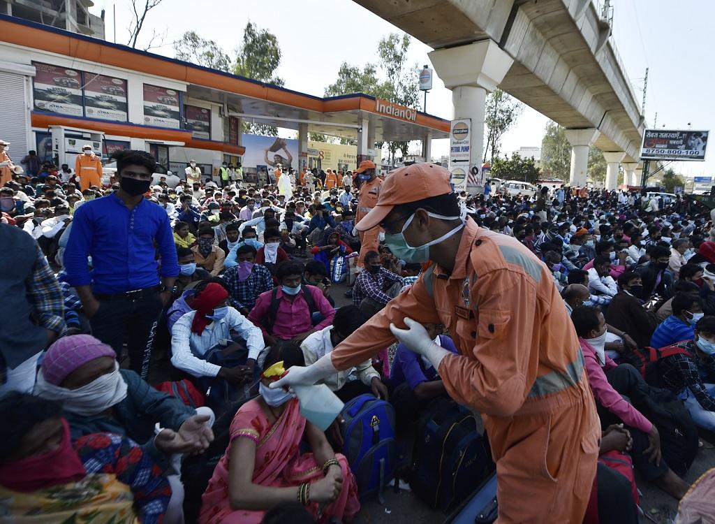 एक एनडीआरएफ कर्मचारी लोगों के हाथ सेनिटाइज करते हुए। फोटो: विकास चौधरी एक एनडीआरएफ कर्मचारी लोगों के हाथ सेनिटाइज करते हुए। फोटो: विकास चौधरी