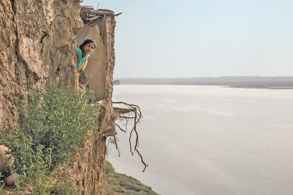 फतेहपुर जिले का हडाही का डेरा मजरा यमुना की कटान के कारण तीन पर उजड़ चुका है। फोटो: विकास चौधरी फतेहपुर जिले का हडाही का डेरा मजरा यमुना की कटान के कारण तीन पर उजड़ चुका है। फोटो: विकास चौधरी