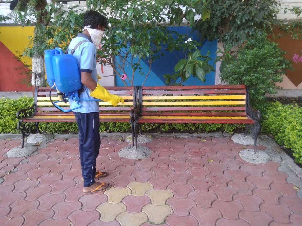 इंदौर में सार्वजनिक स्थानों को संक्रमण रहित बनाने के लिए छिड़काव किया जा रहा है। फोटो: मनीष चंद्र मिश्र इंदौर में सार्वजनिक स्थानों को संक्रमण रहित बनाने के लिए छिड़काव किया जा रहा है। फोटो: मनीष चंद्र मिश्र