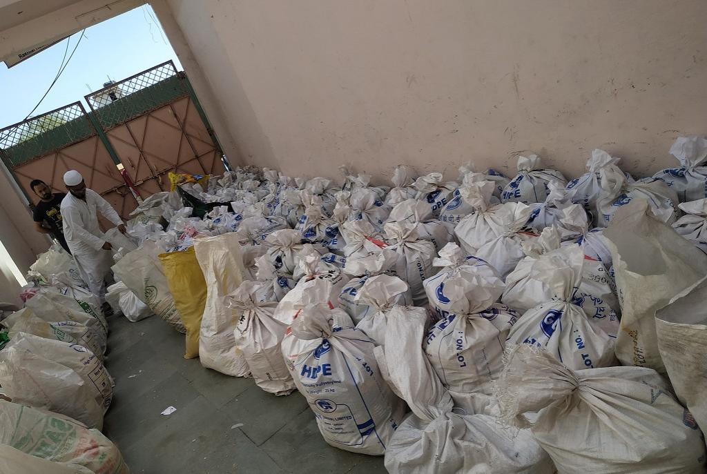 गुजरात के अहमदाबाद में प्रवासी मजदूरों के लिए राशन इकट्ठा करते एक स्वयंसेवी संगठन के सदस्य। फोटो: कलीम सिद्दीकी गुजरात के अहमदाबाद में प्रवासी मजदूरों के लिए राशन इकट्ठा करते एक स्वयंसेवी संगठन के सदस्य। फोटो: कलीम सिद्दीकी