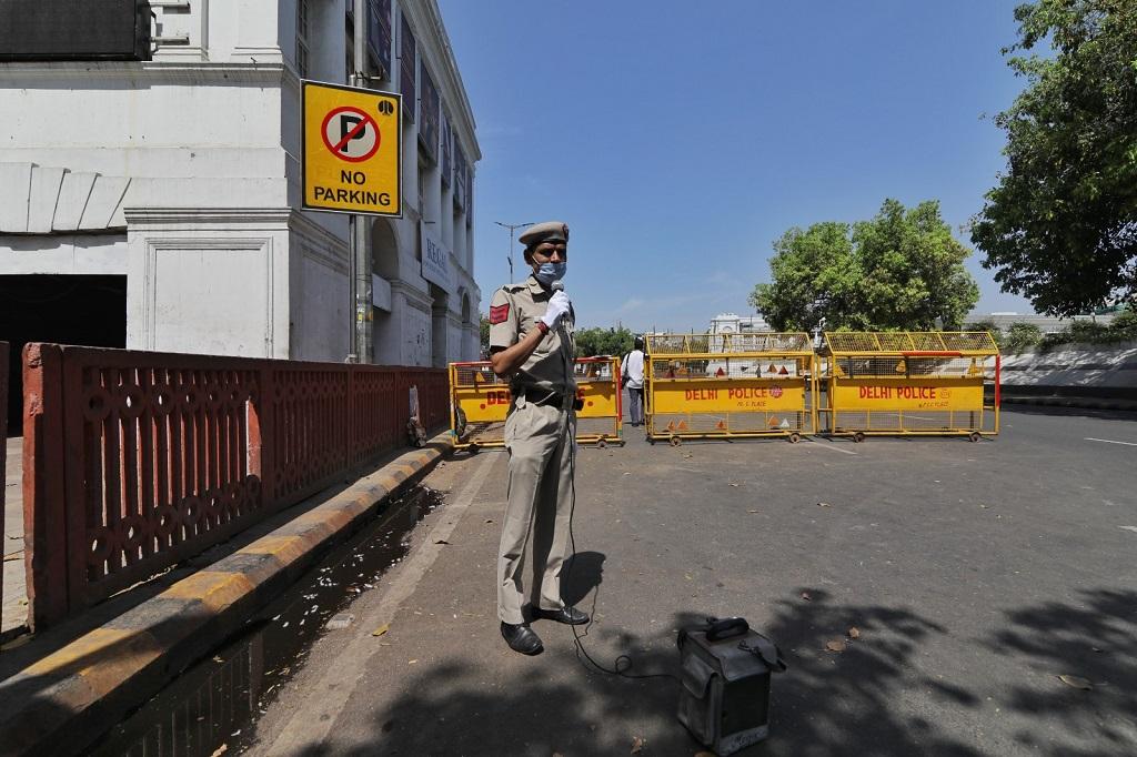 दिल्ली कनॉट प्लेस में लॉकडाउन के दौरान अपनी ड्यूटी देता दिल्ली पुलिस कर्मी। फोटो: विकास चौधरी दिल्ली कनॉट प्लेस में लॉकडाउन के दौरान अपनी ड्यूटी देता दिल्ली पुलिस कर्मी। फोटो: विकास चौधरी