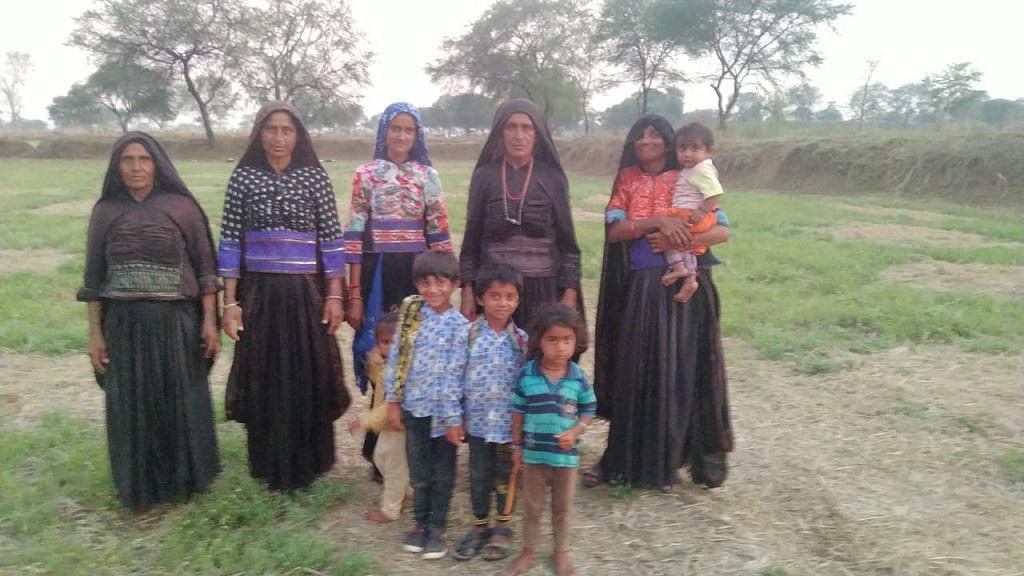 छत्तीसगढ़ में फंसे मालधारी परिवार खुले आसमान के नीचे रह रहे हैं। फोटो: अवधेश मलिक छत्तीसगढ़ में फंसे मालधारी परिवार खुले आसमान के नीचे रह रहे हैं। फोटो: अवधेश मलिक