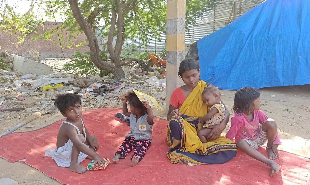आत्महत्या करने वाले मजदूर की पत्नी और उसके चार बच्चे। फोटो: शाहनवाज आलम आत्महत्या करने वाले मजदूर की पत्नी और उसके चार बच्चे। फोटो: शाहनवाज आलम