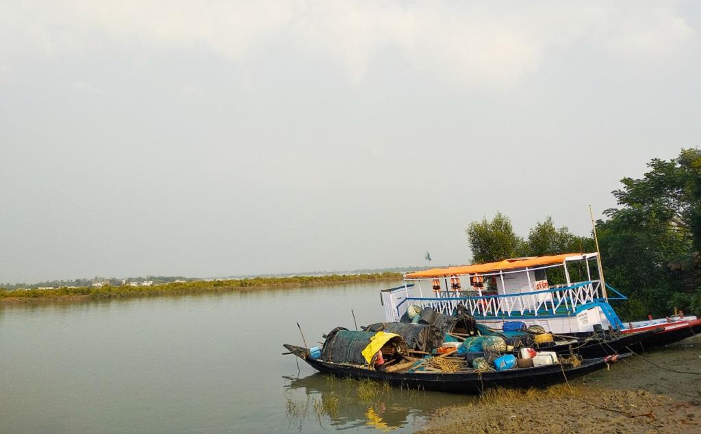 सुंदरवन में रह रहे लोग इस तरह की नावों के सहारे दुनिया से जुड़ते हैं। फोटो: उमेश कुमार राय सुंदरवन में रह रहे लोग इस तरह की नावों के सहारे दुनिया से जुड़ते हैं। फोटो: उमेश कुमार राय