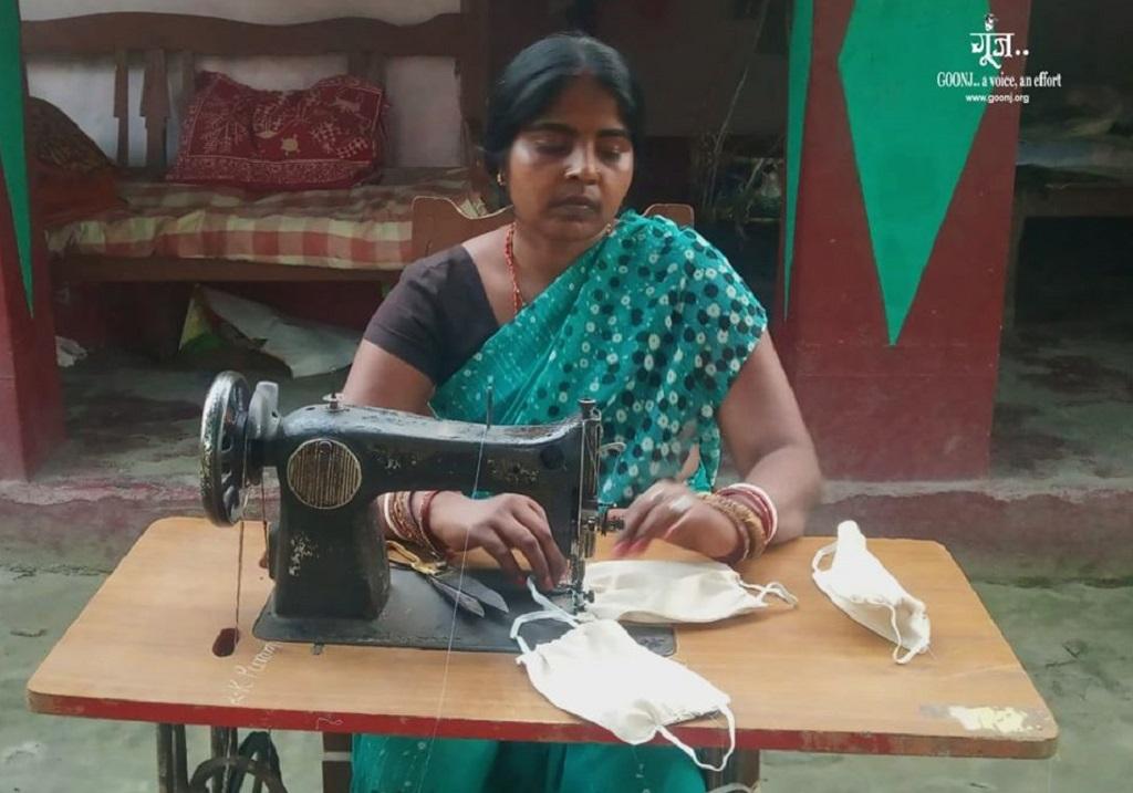 मास्क बनाती एक महिला। फ़ोटो: गूंज
मास्क बनाती एक महिला। फ़ोटो: गूंज