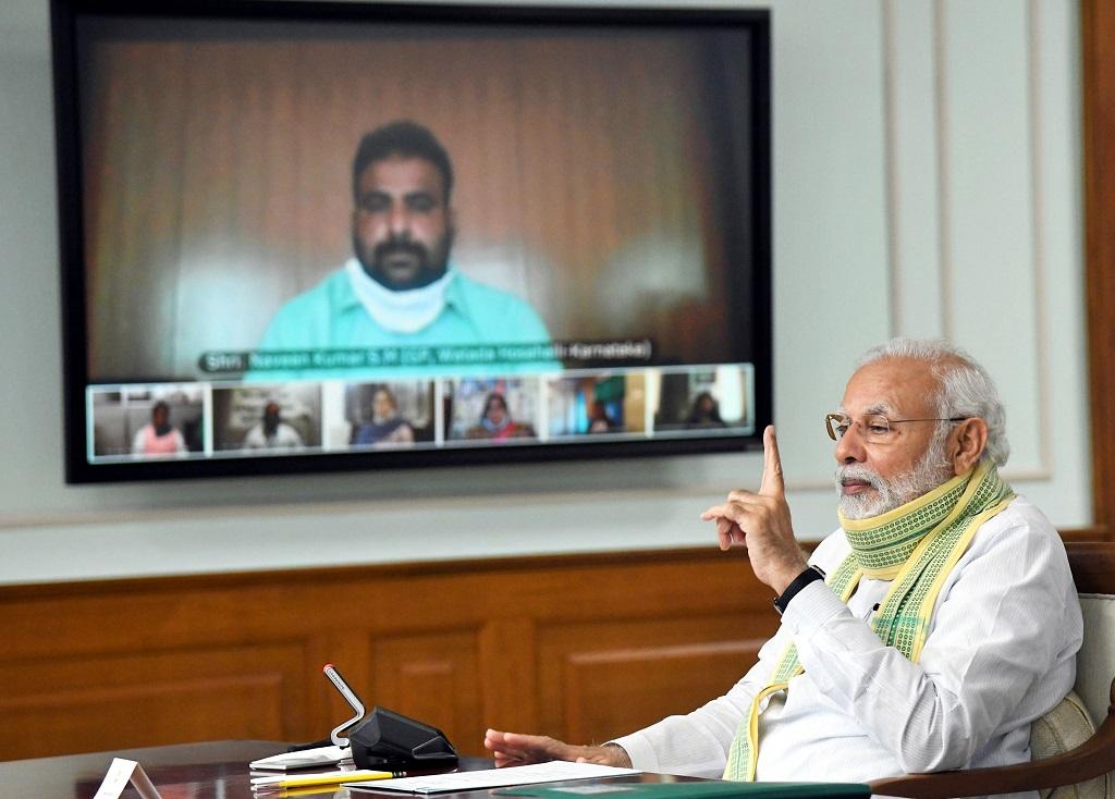 पंचायती राज दिवस पर ग्राम सरपंचों से बात करते प्रधानमंत्री नरेंद्र मोदी। फोटो: पीआईबी पंचायती राज दिवस पर ग्राम सरपंचों से बात करते प्रधानमंत्री नरेंद्र मोदी। फोटो: पीआईबी