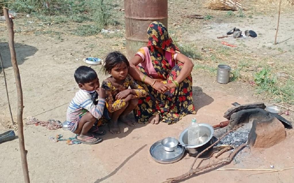 खुले में खाना बनाते मजदूर परिवार। फोटो: रमेश शर्मा खुले में खाना बनाते मजदूर परिवार। फोटो: रमेश शर्मा