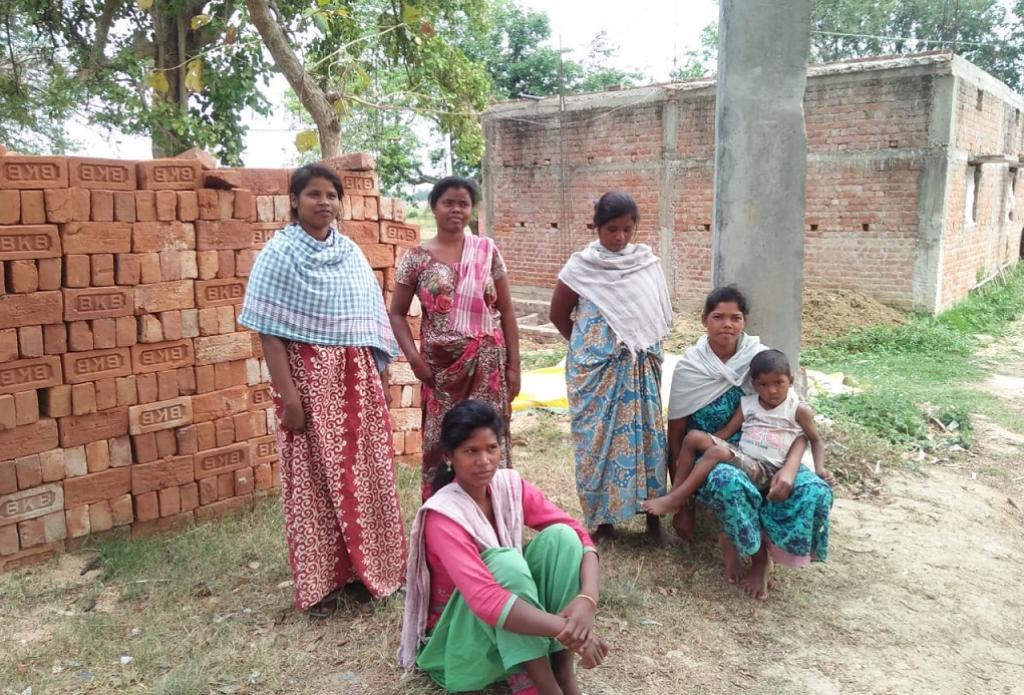 रांची स्थित सचिवालय से 2.5 किमी दूर बसा आदिवासी टोला, जहां लॉकडाउन के बाद से कोई मदद नहीं पहुंच पा रही है। फोटो: मो. असग़र खान रांची स्थित सचिवालय से 2.5 किमी दूर बसा आदिवासी टोला, जहां लॉकडाउन के बाद से कोई मदद नहीं पहुंच पा रही है। फोटो: मो. असग़र खान