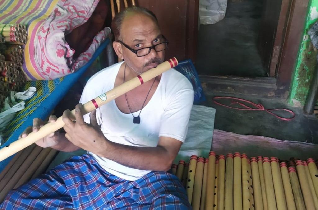 पीलीभीत में बासुंरी बजाने वाले कारीगर बेसब्री से लॉकडाउन खुलने का इंतजार कर रहे हैं। फोटो: रणविजय सिंह पीलीभीत में बासुंरी बजाने वाले कारीगर बेसब्री से लॉकडाउन खुलने का इंतजार कर रहे हैं। फोटो: रणविजय सिंह