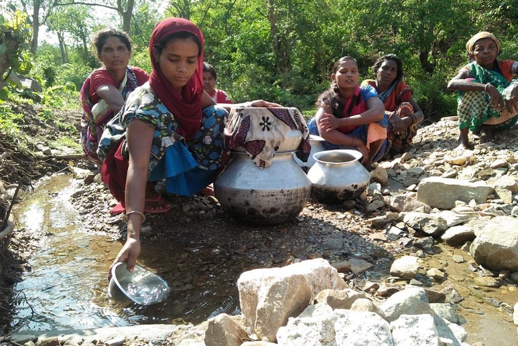 झारखंड की राजधानी रांची से 40 किमी दूर डरिया डेरा टोला के आदिवासी इस तरह पानी का इंतजाम करते हैं। फोटो मो. असगर खान झारखंड की राजधानी रांची से 40 किमी दूर डरिया डेरा टोला के आदिवासी इस तरह पानी का इंतजाम करते हैं। फोटो मो. असगर खान