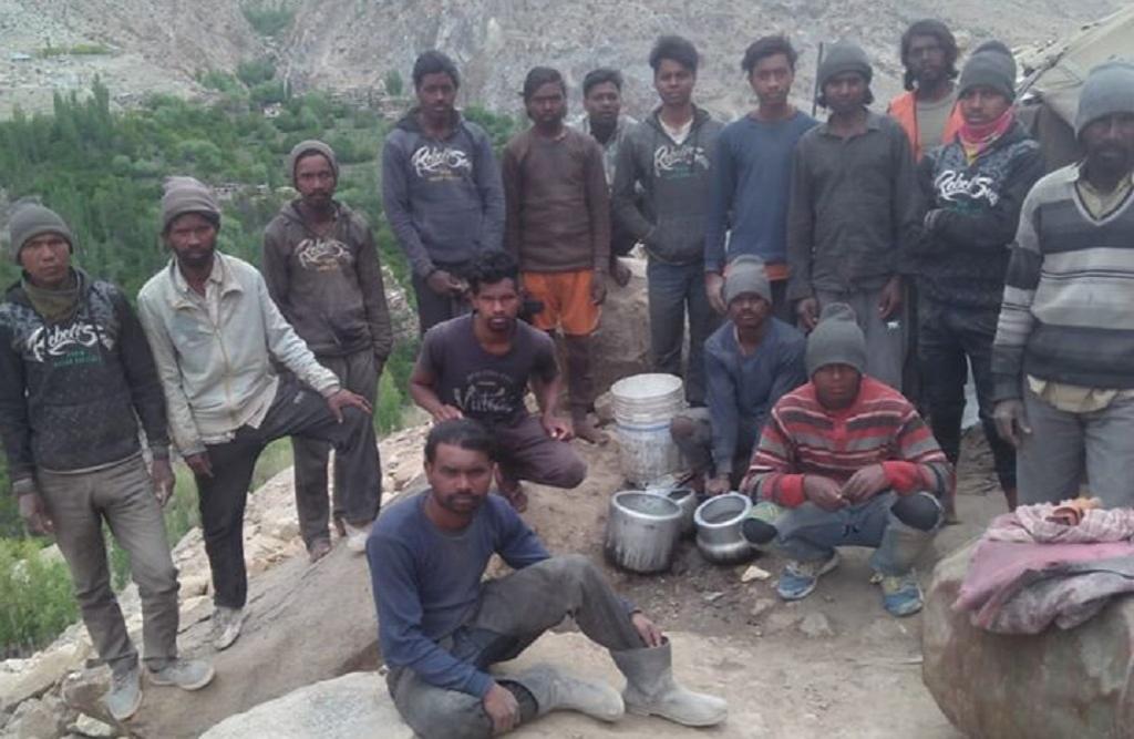 लद्दाख में फंसे झारखंड के आदिवासी। फोटो: आनंद दत्त लद्दाख में फंसे झारखंड के आदिवासी। फोटो: आनंद दत्त