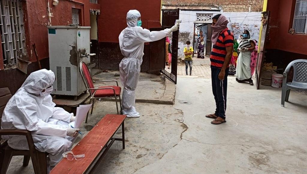 आगरा की एक बस्ती में थर्मल चेकिंग करते स्वास्थ्य कर्मचारी। फोटो: आगरा जिला प्रशासन आगरा की एक बस्ती में थर्मल चेकिंग करते स्वास्थ्य कर्मचारी। फोटो: आगरा जिला प्रशासन