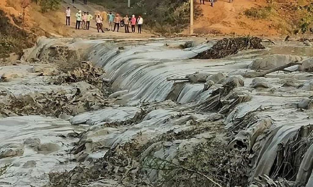 11 अप्रैल 2020 को सासन पावर प्लांट का बांध टूटने के बहती राख की गाद। फाइल फोटो 11 अप्रैल 2020 को सासन पावर प्लांट का बांध टूटने के बहती राख की गाद। फाइल फोटो