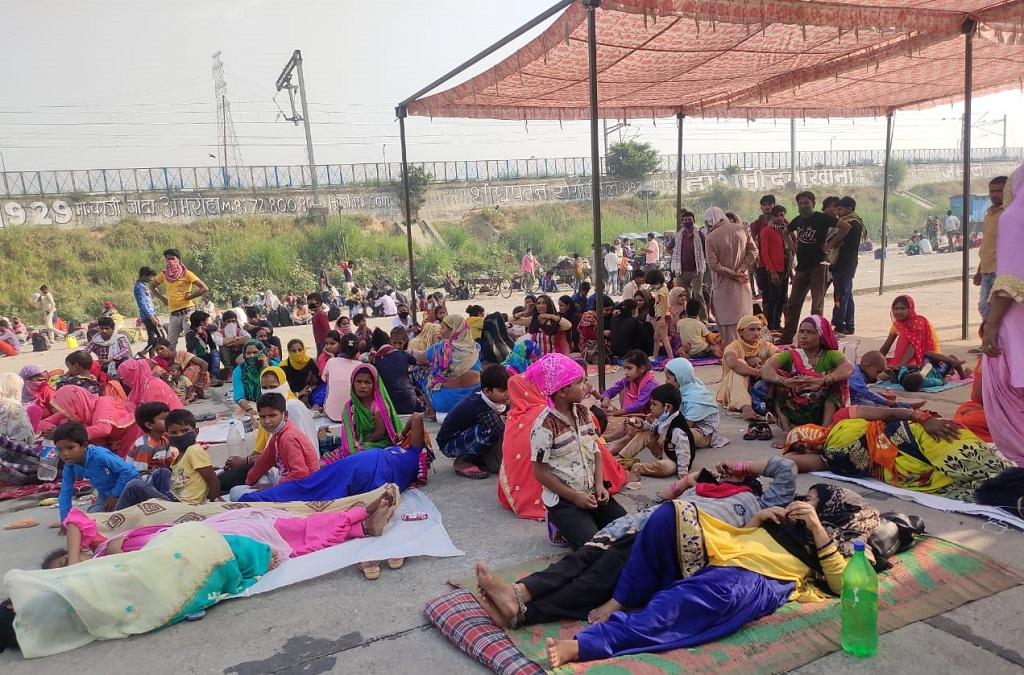 बृजघाट पर उत्तर प्रदेश पुलिस द्वारा रोके गए प्रवासी। फोटो: विवेक मिश्रा बृजघाट पर उत्तर प्रदेश पुलिस द्वारा रोके गए प्रवासी। फोटो: विवेक मिश्रा