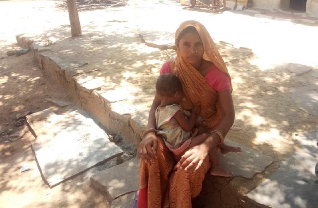 मध्यप्रदेश के शिवपुरी इलाके की सावित्री राजस्थान के सवाई माधोपुर से पैदल चलकर अपने घर पहुंची है। फोटो: राकेश कुमार मालवीय मध्यप्रदेश के शिवपुरी इलाके की सावित्री राजस्थान के सवाई माधोपुर से पैदल चलकर अपने घर पहुंची है। फोटो: राकेश कुमार मालवीय