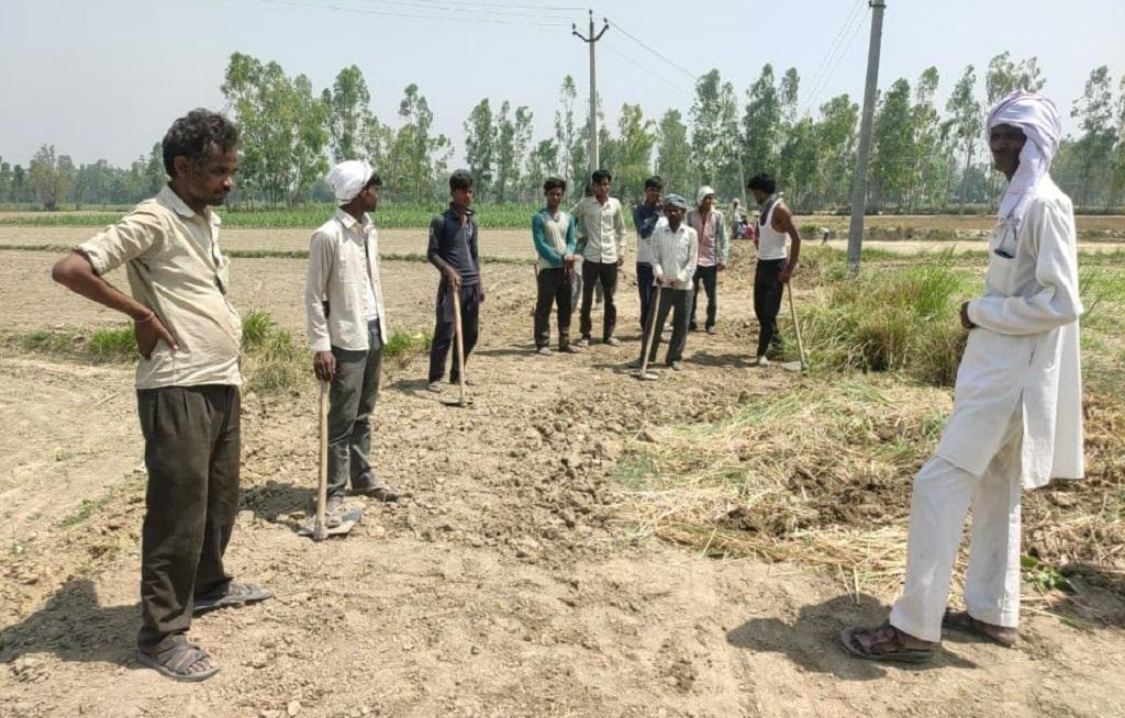 उत्तर प्रदेश के शाहजहांपुर जिले के गांव रतनपुर मुंडा गांव में मनरेगा के काम करते ग्रामीण। फोटो: विवेक मिश्रा उत्तर प्रदेश के शाहजहांपुर जिले के गांव रतनपुर मुंडा गांव में मनरेगा के काम करते ग्रामीण। फोटो: विवेक मिश्रा