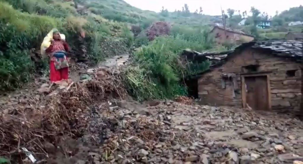 उत्तराखंड के पौड़ी जिले के कुनेथ गांव में घर के पास आया मलबा। फोटो: वर्षा सिंह उत्तराखंड के पौड़ी जिले के कुनेथ गांव में घर के पास आया मलबा। फोटो: वर्षा सिंह