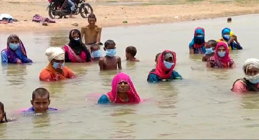 अवैध खनन के विरोध में जल सत्याग्रह करते किसान। फोटो: रणविजय सिंह अवैध खनन के विरोध में जल सत्याग्रह करते किसान। फोटो: रणविजय सिंह