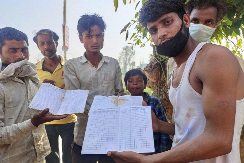 मनरेगा जॉब कार्ड दिखाते गांव के युवा। फोटो: विवेक मिश्रा मनरेगा जॉब कार्ड दिखाते गांव के युवा। फोटो: विवेक मिश्रा