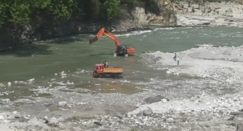 चमोली जिले में थराली के पास पिण्डर नदी की धारा में उतार दी पोकलैंड मशीन। फोटो: दीक्षा चमोली जिले में थराली के पास पिण्डर नदी की धारा में उतार दी पोकलैंड मशीन। फोटो: दीक्षा