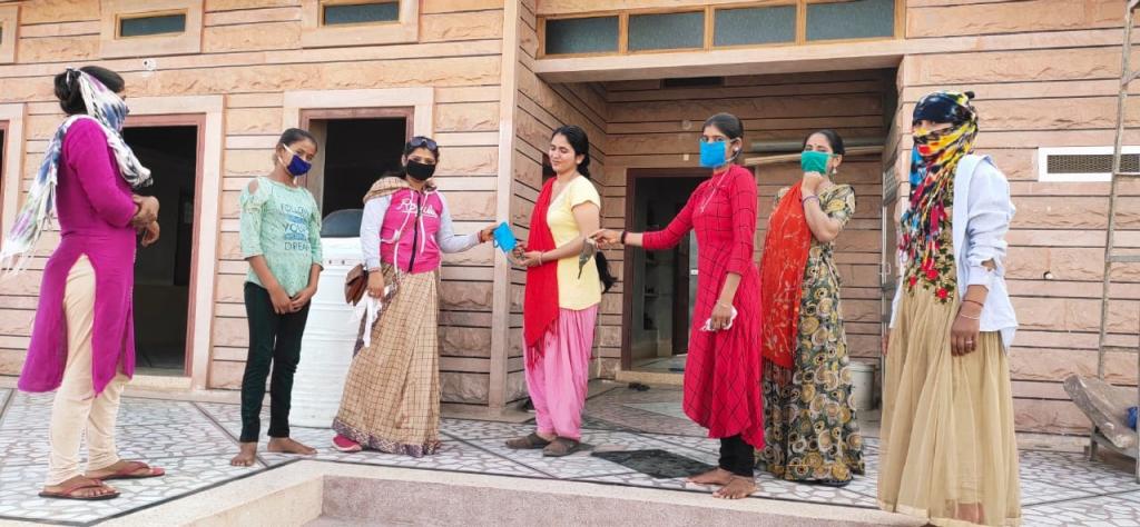 मास्क वितरित करती किशोरियां। फोटो: चरखा फीचर्स मास्क वितरित करती किशोरियां। फोटो: चरखा फीचर्स