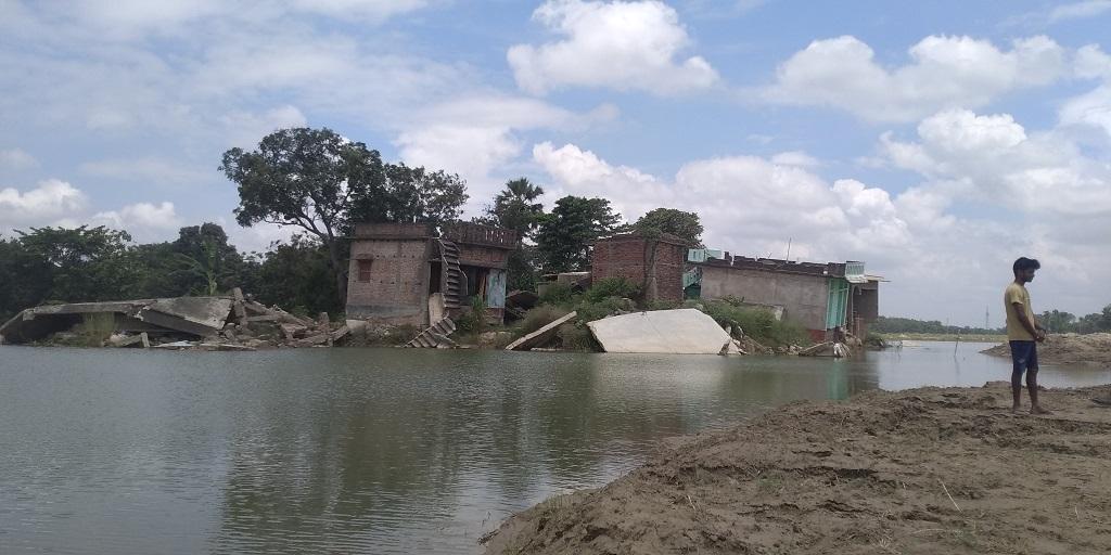 अभी भी बाढ़ का पानी जमा है नरुआर बस्ती में। फोटो: पुष्यमित्र अभी भी बाढ़ का पानी जमा है नरुआर बस्ती में। फोटो: पुष्यमित्र