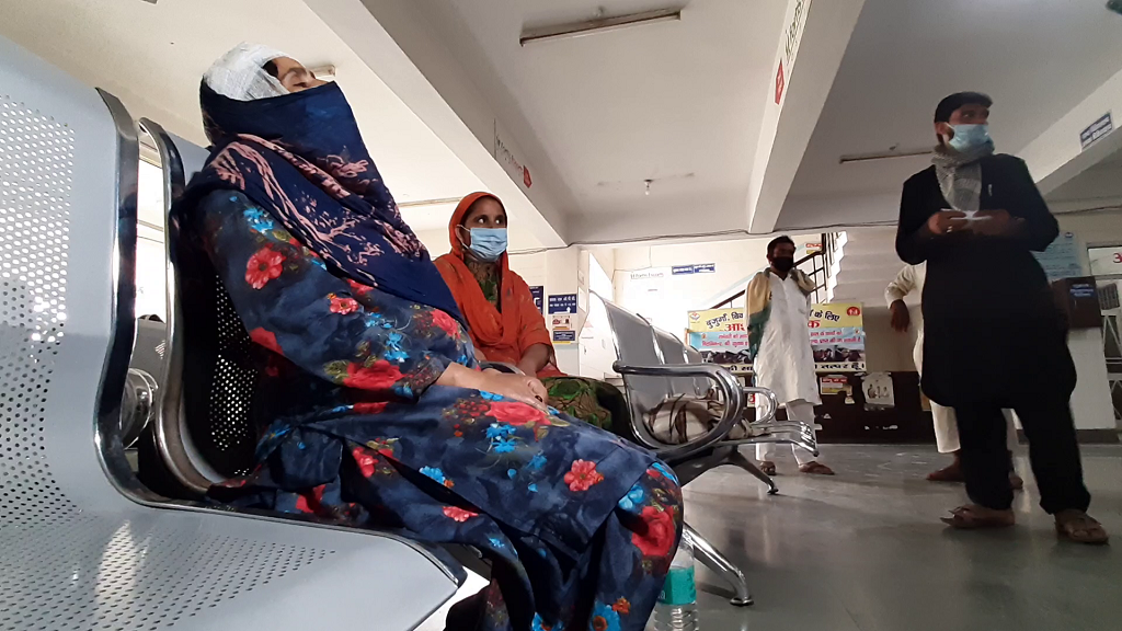 राजाजी नेशनल पार्क में हुई कार्रवाई में घायल महिला। फोटो: रोबिन चौहान राजाजी नेशनल पार्क में हुई कार्रवाई में घायल महिला। फोटो: रोबिन चौहान