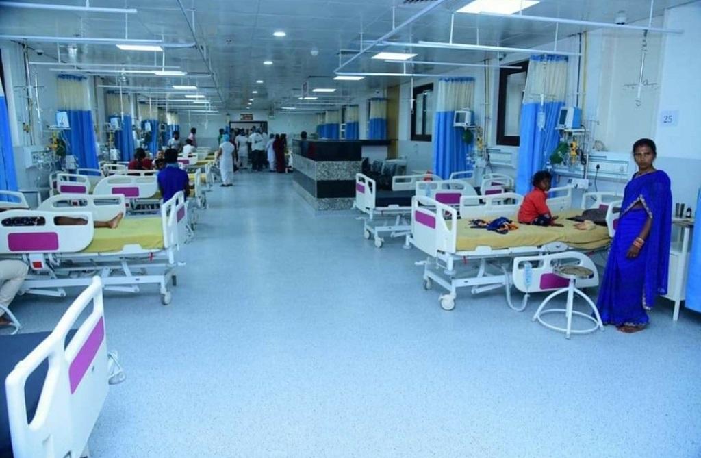 बिहार के मुजफ्फरपुर स्थित एसकेएमसी अस्पताल के स्पेशल पीकू वार्ड में भर्ती बच्चे। फोटो: पुष्यमित्र बिहार के मुजफ्फरपुर स्थित एसकेएमसी अस्पताल के स्पेशल पीकू वार्ड में भर्ती बच्चे। फोटो: पुष्यमित्र