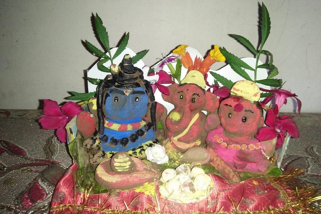 उत्तराखंड के हल्द्वानी शहर में रह रही दीपा लोहनी द्वारा तैयार डिकारे। हरेला पर्व की पूर्व संध्या पर हरेले की गुड़ाई के बाद इनकी पूजा की जाती है। फोटो: दीपा लोहनी उत्तराखंड के हल्द्वानी शहर में रह रही दीपा लोहनी द्वारा तैयार डिकारे। हरेला पर्व की पूर्व संध्या पर हरेले की गुड़ाई के बाद इनकी पूजा की जाती है। फोटो: दीपा लोहनी