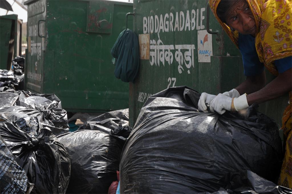 बायो मेडिकल वेस्ट को अलग करती महिला; फोटो: सायंतन बेरा बायो मेडिकल वेस्ट को अलग करती महिला; फोटो: सायंतन बेरा