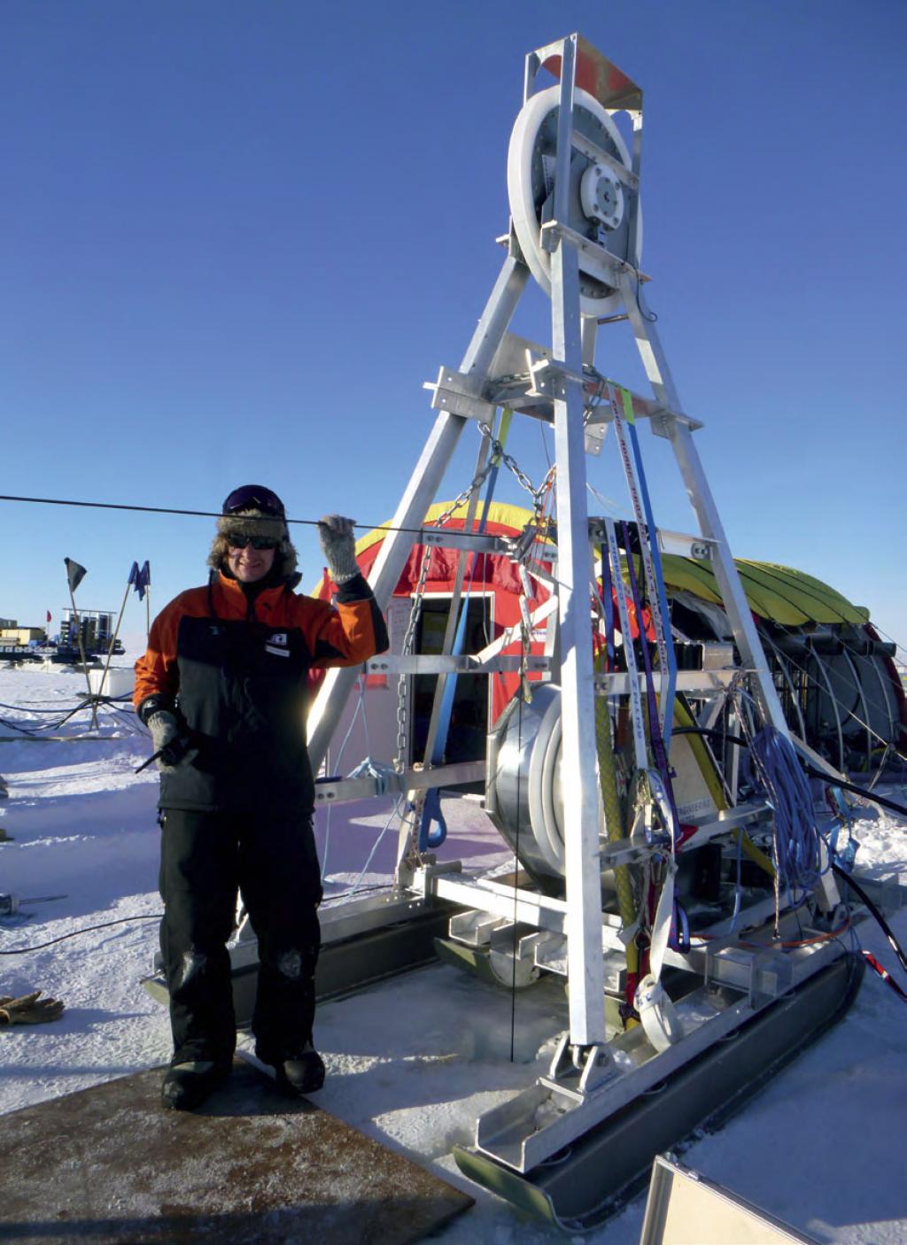 रॉस आइस शेल्फ के शिखर पर लगा फील्ड कैंप। टीम में बर्फ में ड्रिल करने के लिए हॉट वाटर जेट का इस्तेमाल 