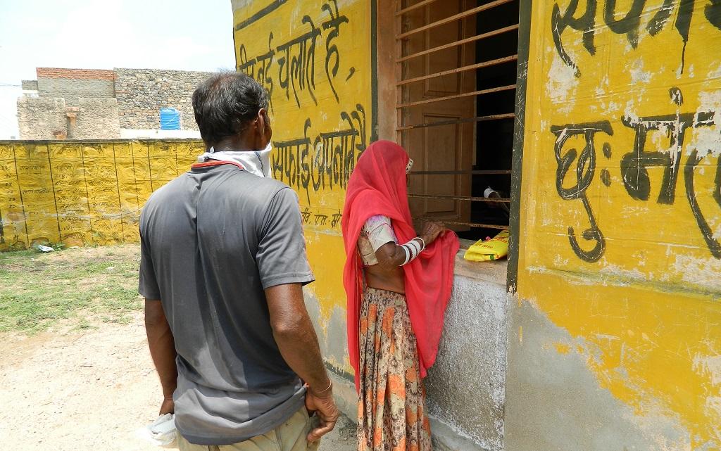 राजस्थान के खरिया नींव गांव में प्रधानमंत्री गरीब कल्याण अन्न योजना के तहत मिलने वाले अन्न की पूछताछ करती ग्रामीण महिला। फोटो: अनिल अश्विनी शर्मा राजस्थान के खरिया नींव गांव में प्रधानमंत्री गरीब कल्याण अन्न योजना के तहत मिलने वाले अन्न की पूछताछ करती ग्रामीण महिला। फोटो: अनिल अश्विनी शर्मा
