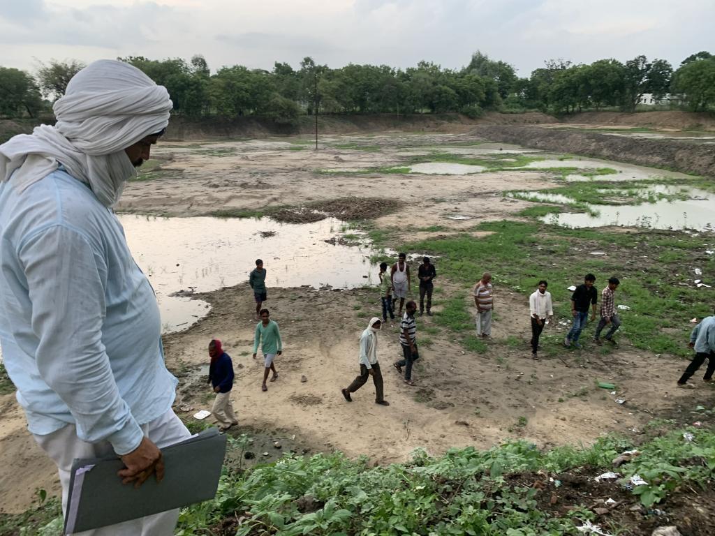 उत्तर प्रदेश के जालौन जिले के गांव धमना में मनरेगा के काम से लौटे लोग। उत्तर प्रदेश के जालौन जिले के गांव धमना में मनरेगा के काम से लौटे लोग।