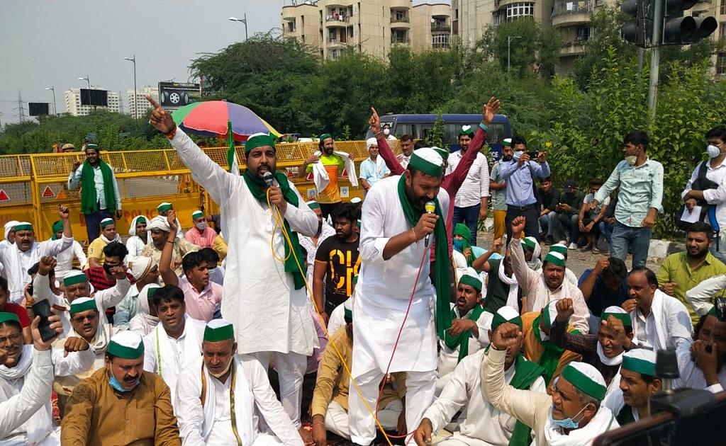 कृषि विधेयकों के खिलाफ यूपी-नोएडा गेट पर धरनारत किसान। फोटो साभार: भाकियू कृषि विधेयकों के खिलाफ यूपी-नोएडा गेट पर धरनारत किसान। फोटो साभार: भाकियू