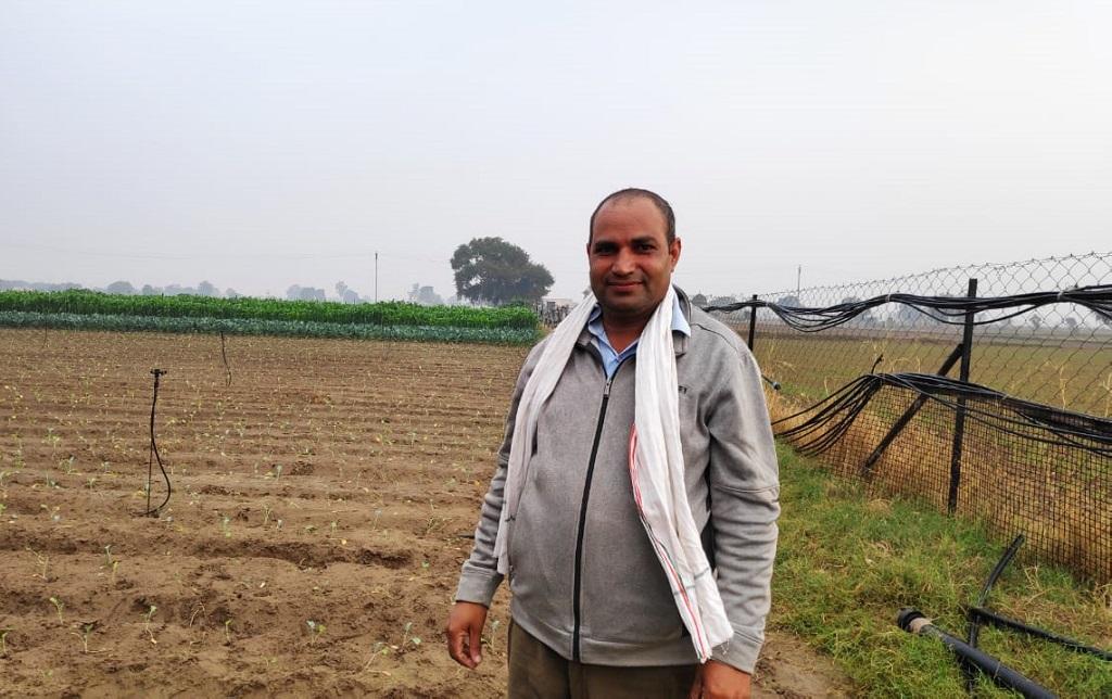 हरियाणा के जिला गुड़गांव के गांव लोकरा के किसान अशोक कुमार। फोटो: भागीरथ हरियाणा के जिला गुड़गांव के गांव लोकरा के किसान अशोक कुमार। फोटो: भागीरथ
