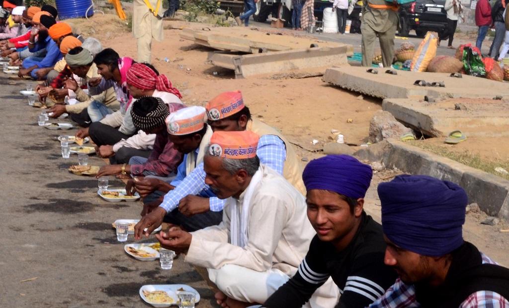 राजधानी दिल्ली की सीमा से लगभग 75 किलोमीटर दूर पलवल में ही पुलिस ने बुंदेलखंड और मध्यप्रदेश के किसानों को रोका हुआ है राजधानी दिल्ली की सीमा से लगभग 75 किलोमीटर दूर पलवल में ही पुलिस ने बुंदेलखंड और मध्यप्रदेश के किसानों को रोका हुआ है