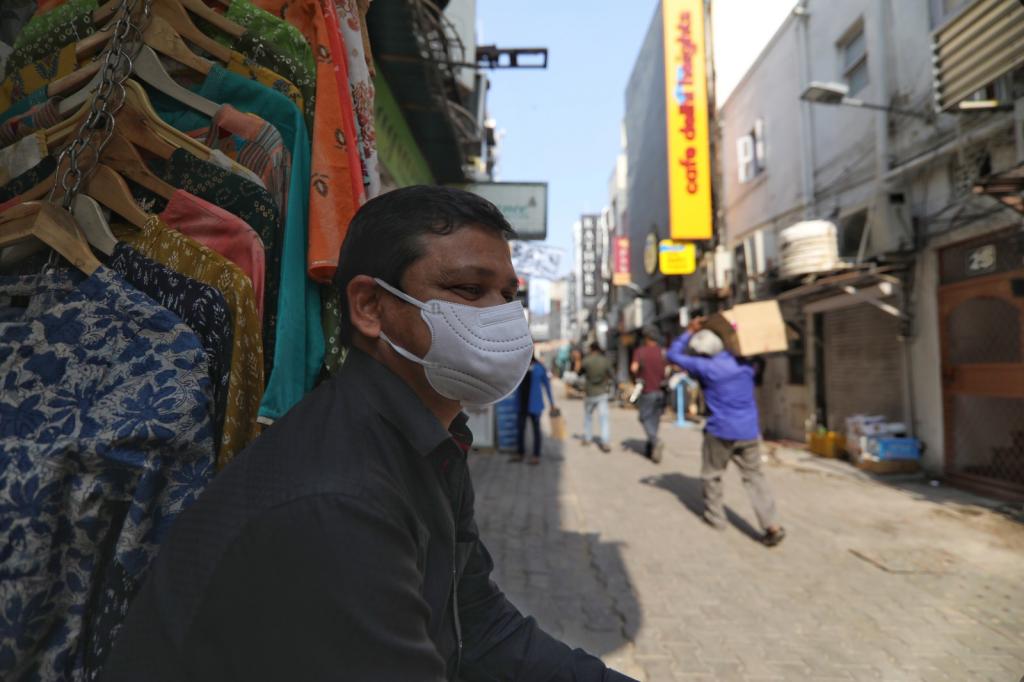 दिल्ली के खान मार्केट में ग्राहक का इंतजार एक दुकानदार। फोटो: विकास चौधरी दिल्ली के खान मार्केट में ग्राहक का इंतजार एक दुकानदार। फोटो: विकास चौधरी