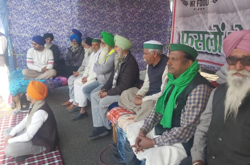 दिल्ली गाजीपुर बॉर्डर पर भूख हड़ताल पर बैठे किसान। फोटो: भाकियू दिल्ली गाजीपुर बॉर्डर पर भूख हड़ताल पर बैठे किसान। फोटो: भाकियू