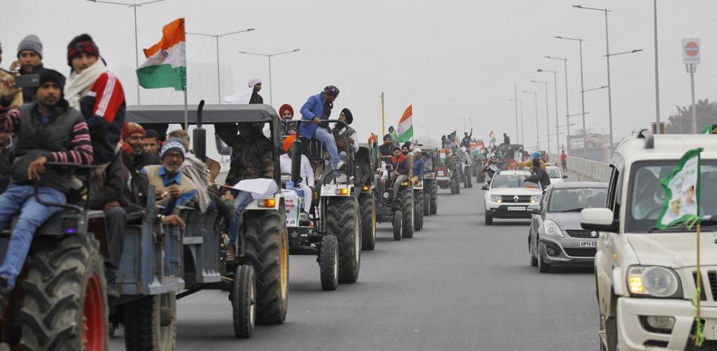 Thousands of tractors left in the morning from the Singhu, Tikri and Ghazipur borders and Rewasan in Haryana. They travelled on the Eastern and Western Peripheral Expressways. They will meet midway in the evening. Photo: Vikas Choudhary / CSE