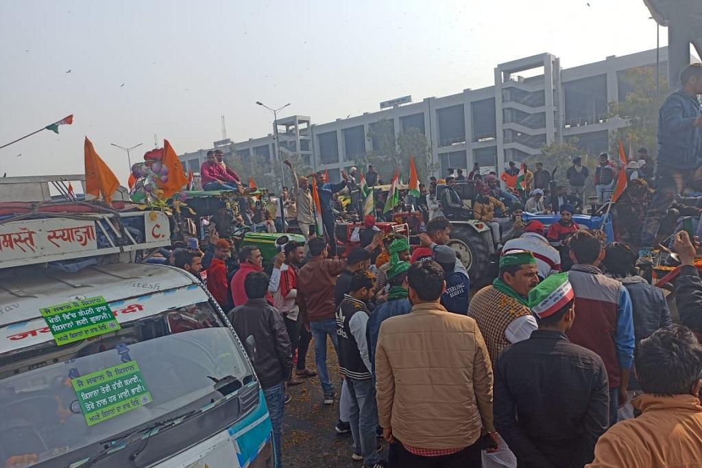 गाजीपुर बॉर्डर पर खड़े किसान। फोटो: अनिल अश्विनी गाजीपुर बॉर्डर पर खड़े किसान। फोटो: अनिल अश्विनी