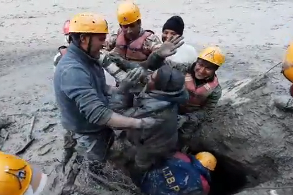 उत्तराखंड हादसे में फंसे मजदूर को निकालते आईटीबीपी के जवान। यह तस्वीर उत्तराखंड पुलिस के टिवटर हैंडल पर डाले गए वीडियो का एक अंश है। उत्तराखंड हादसे में फंसे मजदूर को निकालते आईटीबीपी के जवान। यह तस्वीर उत्तराखंड पुलिस के टिवटर हैंडल पर डाले गए वीडियो का एक अंश है।