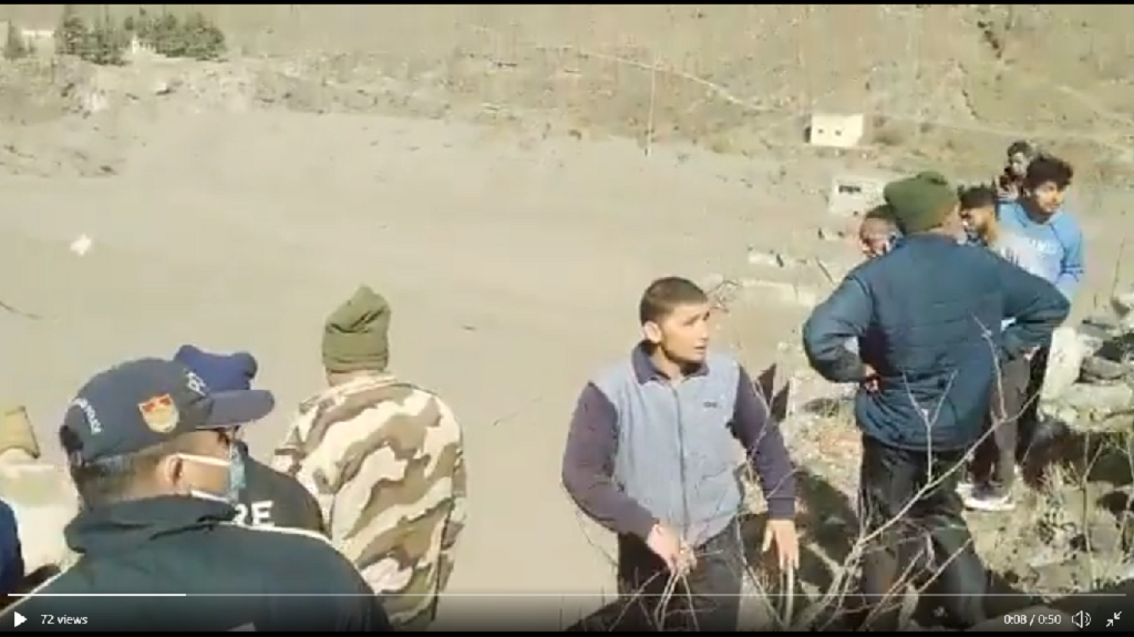 उत्तराखंड के तपोवन क्षेत्र में बचाव कार्य करते कर्मचारी। Photo- twitter/Chamoli police उत्तराखंड के तपोवन क्षेत्र में बचाव कार्य करते कर्मचारी। Photo- twitter/Chamoli police