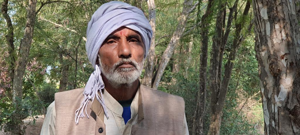 मीगनीं गांव की अपनी बगिया में माताप्रसाद तिवारी। फोटो: भागीरथ मीगनीं गांव की अपनी बगिया में माताप्रसाद तिवारी। फोटो: भागीरथ