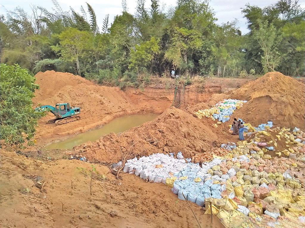 तमिलनाडु के तिरुवरूर जिले में कोडावसल ब्लॉक के वेदावर पंचायत में कुडामूर्ति नदी पर बनाया जा रहा एक अधस्तल बांध तमिलनाडु के तिरुवरूर जिले में कोडावसल ब्लॉक के वेदावर पंचायत में कुडामूर्ति नदी पर बनाया जा रहा एक अधस्तल बांध